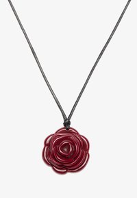 Pendentif en forme de rose rouge en matériau brillant, suspendu à un cordon noir. Le design présente des pétales superposés et une surface lisse.