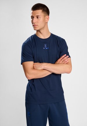 Marineblaue Kurzarm-T-Shirt aus weichem Stoff, mit einem kleinen blauen Logo auf der Brust und einem klassischen Rundhalsausschnitt.