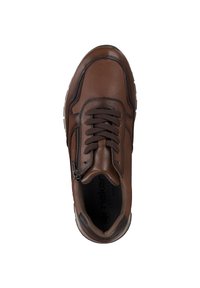 Sneaker in pelle marrone con lacci sulla parte anteriore e cerniera laterale, dotato di dettagli testurizzati e soletta imbottita per il comfort.