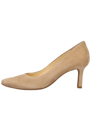 Escarpin pour femme en daim beige avec un bout pointu et un talon fin de hauteur moyenne.