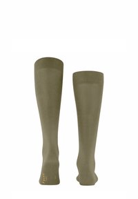 Calze al ginocchio verde oliva realizzate in materiale liscio e elastico con bordo a costine. Presentano il logo FALKE in oro vicino alla base.
