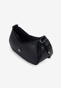 Bolso de mano de cuero negro con una silueta suave y curvada. Presenta un cierre con cremallera, herrajes en plata y una correa ajustable con acentos de botón.