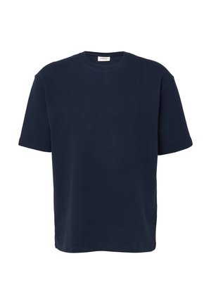 Granatowa, krótka, prążkowana koszulka z dzianiny z okrągłym dekoltem i luźnym krojem, pokazana na białym tle.