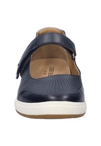 Granatowe, skórzane buty z perforowanym wzorem, regulowanym paskiem i białą gumową podeszwą dla komfortu i wsparcia.