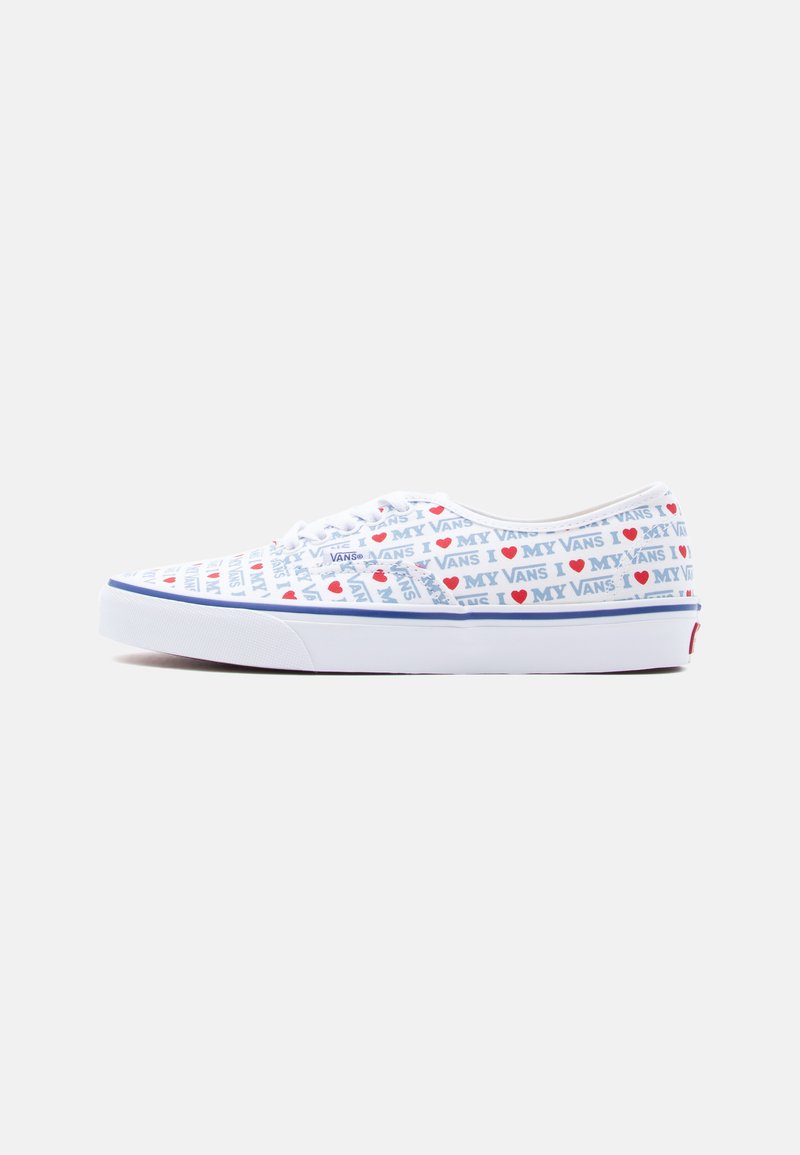 Baskets Vans basses blanches avec un texte bleu et des cœurs rouges répétant le motif "J'aime mes Vans" sur la tige en tissu.