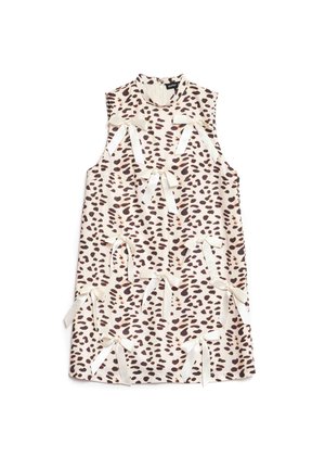 Bežs bez piedurknēm mini kleita ar tumši brūnu leoparda rakstu un vairākiem krēmkrāsas satīna lentēm sakārtotām priekšā vidū.