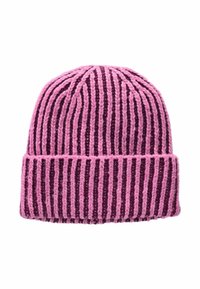Stickad mössa med vertikala ränder i varierande nyanser av rosa, med en ribbdesign och en vikning i botten.
