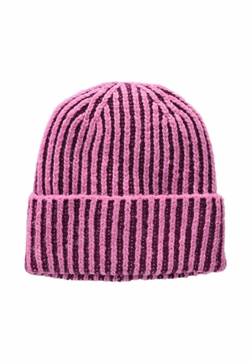 Stickad mössa med vertikala ränder i varierande nyanser av rosa, med en ribbdesign och en vikning i botten.