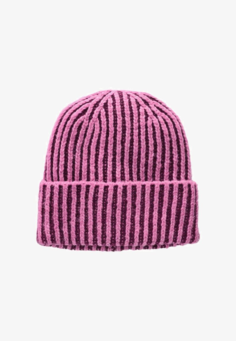Megzta kepurė, turinti vertikalius raštus įvairių atspalvių rožinės spalvos, su banguotu dizainu ir sulenkta krašte.