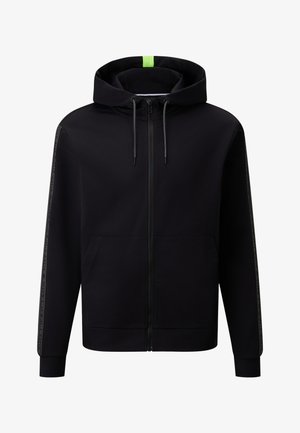 Schwarze Zip-Hoodie mit einem grünen Akzent an der Kapuze, ausgestattet mit Zugbändern, Seitentaschen und strukturierten Streifen entlang der Ärmel.