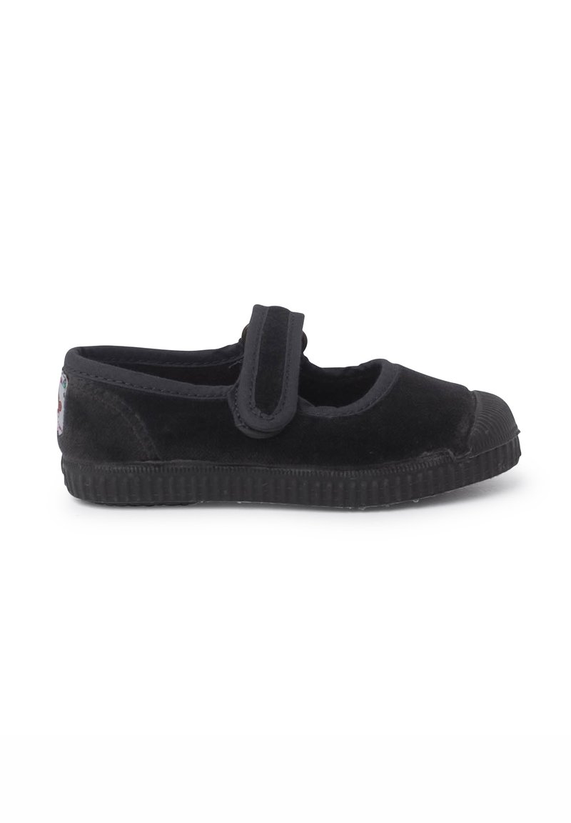 Scarpa Mary Jane in suede nero con punta arrotondata, cinturino in Velcro, colletto imbottito e suola in gomma testurizzata. La fodera è morbida e liscia.