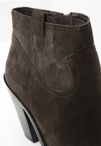 Ash Botines de tacón - dark brown