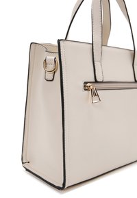 Bolso estructurado color beige claro con bordes en negro, dos asas superiores y un compartimento con cremallera que presenta un herraje de cremallera dorado.