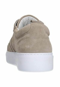 Scarpa scamosciata beige con forma arrotondata, suola in gomma bianca e dettagli cuciti sul tallone. L'interno è foderato con un tessuto morbido.