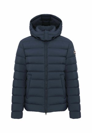Giacca imbottita blu scuro con cappuccio attaccato, chiusura frontale con cerniera e due tasche frontali. Piccolo logo rotondo sulla manica sinistra.