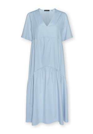 Vestido midi azul claro con mangas cortas, escote en V y falda con detalle de volantes fruncidos en capas.