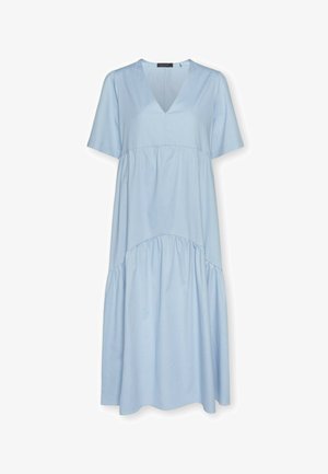 Vestido midi azul claro con mangas cortas, escote en V y falda con detalle de volantes fruncidos en capas.