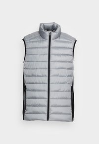 Silberne Pufferweste mit vertikalem Rautenmuster, hohem Kragen, Frontreißverschluss und seitlichen Taschen; schwarze Seitenpaneele für zusätzlichen Kontrast.