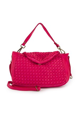 Jasnoróżowa pleciona skórzana torebka z klapką na górze, krótką rączką i odpinanym paskiem na ramię na białym tle.