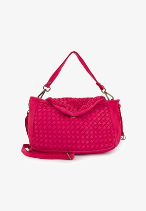 Helle pinke Handtasche aus gewebtem Leder mit oberer Klappe, kurzem Griff und abnehmbarem Schulterriemen vor weißem Hintergrund.