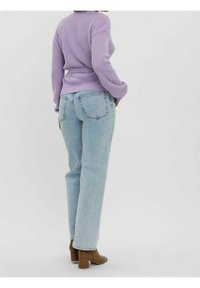 Lawendowy sweter z prążkowanej tkaniny, jasnoniebieskie jeansy z wysokim stanem, brązowe botki na obcasie. Skup się na fakturze, kolorze i kształcie odzieży.