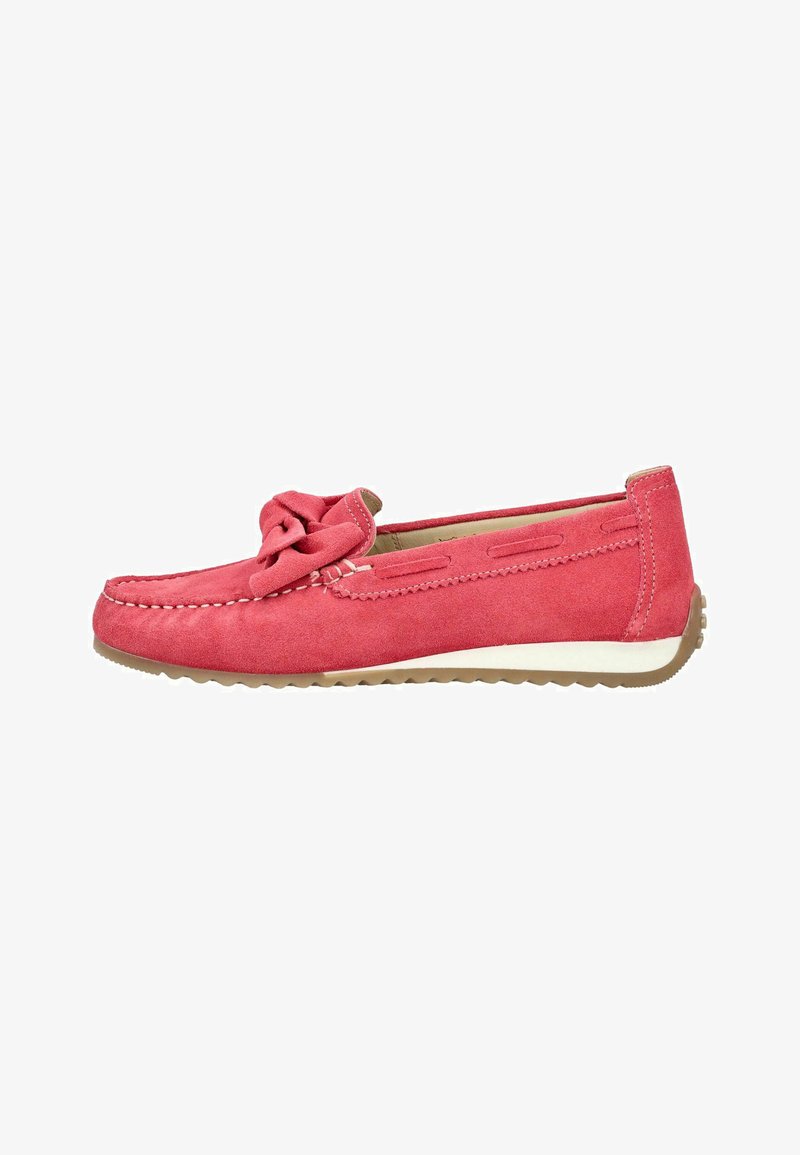 Roter Wildleder-Slipper mit Schleifendetail oben, weißen Nähten und beiger Gummisohle mit rutschfestem Profil.