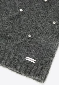 Szary dziergany szalik z teksturowanym wzorem i rozmieszczonymi kryształkami. Zawiera białą metkę z napisem "WITTCHEN" w ciemnych literach.