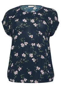Marinblus med blommor i lätt tyg, med korta ärmar och rund halsringning, prydd med rosa blommor och gröna detaljer.