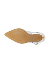 Scarpa con tacco bianca, dalla punta affusolata, con cinturino alla caviglia regolabile e tomaia in pelle liscia. Suola in gomma testurizzata di colore marrone chiaro.
