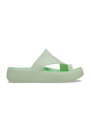 Sandale légère vert clair à enfiler avec semelle épaisse et large bride avec boucle pour les orteils, conçue pour une utilisation décontractée.
