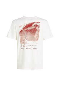 T-shirt bianca in cotone con grafica rossa di onde e un surfista, con testo che indica il marchio e le località stampato sotto.