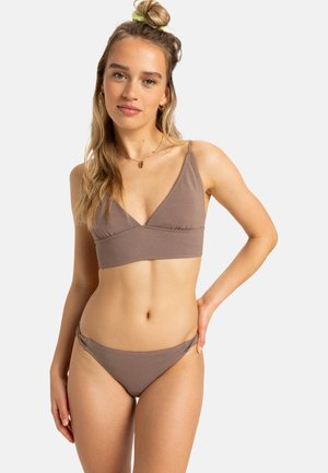 Bruin gebreid bikini set met een V-hals bralette met verstelbare bandjes en bijpassende laaggesneden broekjes met zijkantenaccenten.