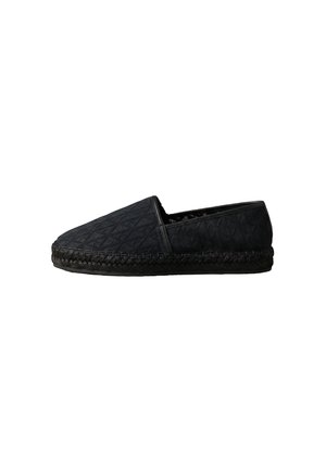 Espadrilla nera slip-on con tomaia in tessuto testurizzato e suola intrecciata in iuta, vista laterale su sfondo bianco.