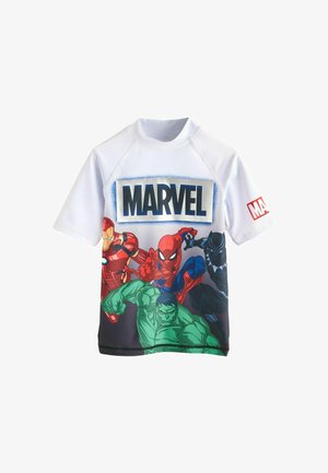 Rash guard bianco a maniche corte con un grande logo "MARVEL" e grafiche di supereroi colorati, tra cui Iron Man, Spider-Man e Hulk.
