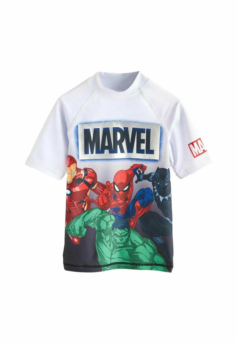 Rövid ujjú fehér rash guard, amelyen nagy "MARVEL" logó és színes szuperhős grafikák találhatók, köztük Vasember, Pókember és Hulk.