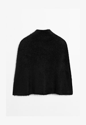 Czarny futrzany płaszcz z wysokim kołnierzem o miękkiej, teksturowanej powierzchni. Projekt charakteryzuje się luźną, swobodną sylwetką bez widocznych zapięć.