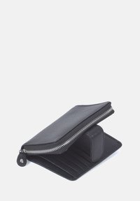 Svart läderplånbok med dragkedjestängning, med en texturerad yta, kortfack och en kompakt design för enkel förvaring.