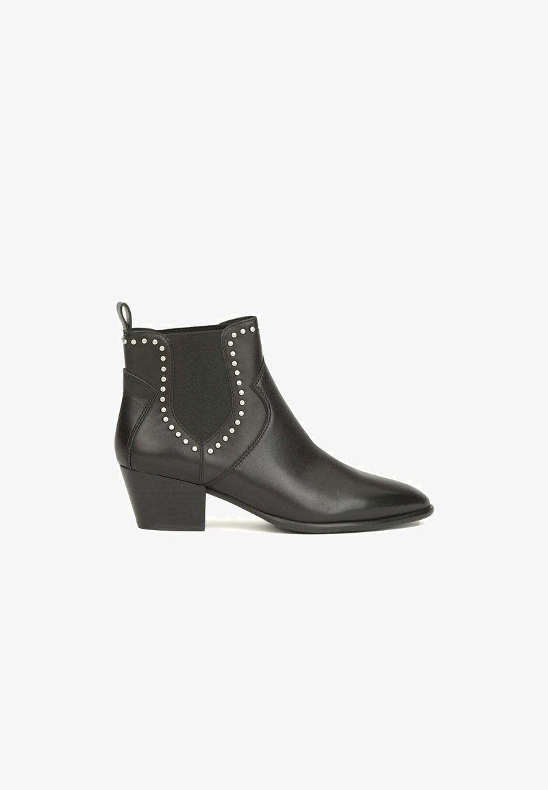 Bottines en cuir noir avec un bout pointu, des panneaux latéraux élastiques et des rivets argentés le long des bords. Design à talon large.