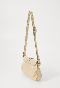 Goldfarbene metallische Lederhandtasche mit runder Form, oberer Klappenverschluss und verstellbarem, mit Nieten besetztem Tragegurt. Glatte Textur mit subtilen Schimmer.