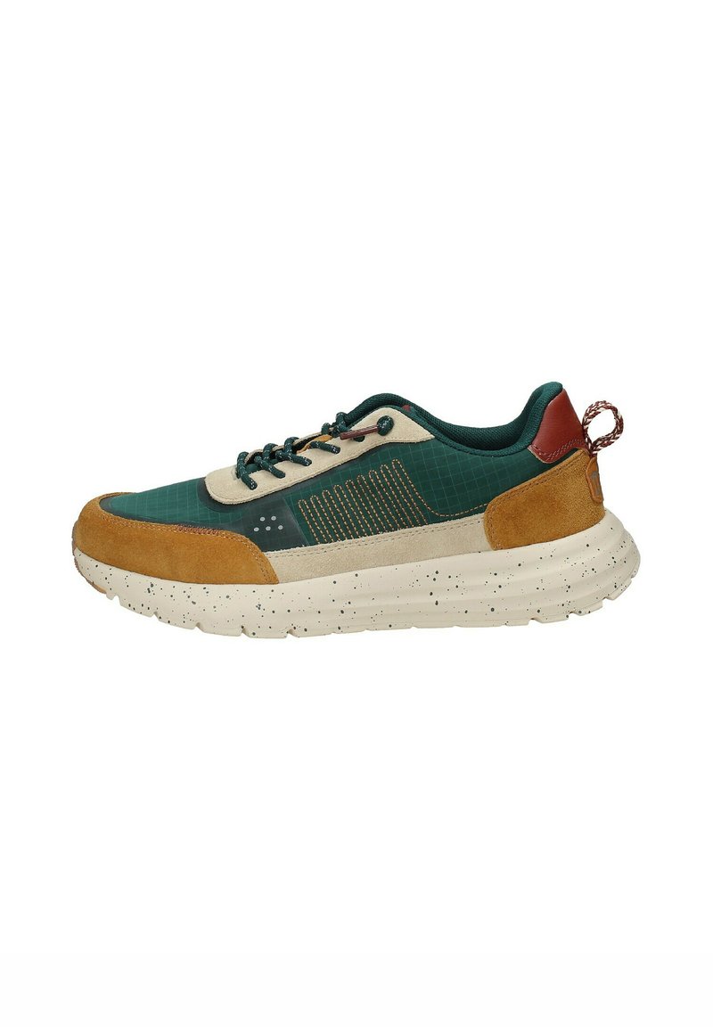 Sneaker basse con tessuto verde, dettagli in suede color beige, suola crema con spruzzi neri, linguetta posteriore marrone e lacci verde scuro.