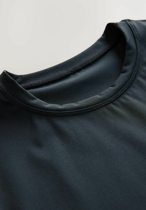T-shirt de sport noir avec une texture lisse, un col rond et un tissu extensible, présentant un design simple et des coutures minimales.