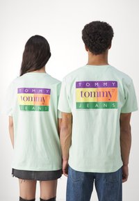 Tommy Jeans TJM REG SUMMER FLAG TEE EXT - T-shirt con stampa - opal green