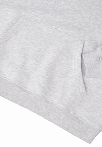 Gai pelēks sporta krekls ar priekšējo kabatu, ribotiem aprocēm un apakšmalu. Izgatavots no mīksta, teksturēta auduma ar nedaudz vēso izskatu.