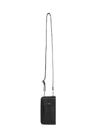Portafoglio in pelle nera con una finitura texturizzata. Presenta una tracolla rimovibile e una chiusura con zip con una tasca anteriore. Accenti in hardware argentato.