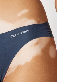 Calvin Klein Underwear BIKINI 3 PACK INVISIBLES COTTON - Chilot - plein air/grey heather/ink