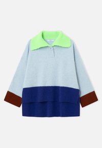 Pull en maille à manches longues avec partie supérieure bleu clair, section inférieure bleu foncé, poignets de manches marron, et large col vert vif avec fermeture à bouton.