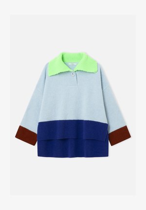 Langärmliger Strickpullover mit hellblauem Oberteil, dunkelblauem Unterteil, braunen Ärmelbündchen und hellem, breitem, grünem Kragen mit Knopfverschluss.