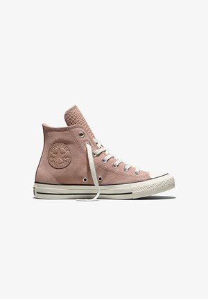Roze hoge Converse sneaker van suède met witte veters, rubberen zool en een reliëflogo aan de zijkant, zijwaarts weergegeven op een witte achtergrond.