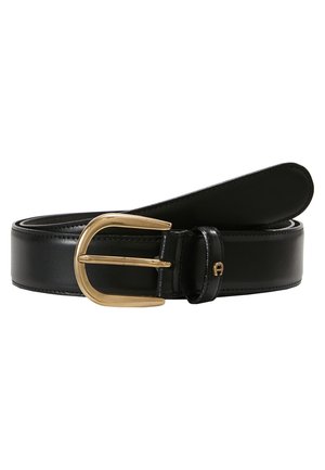 Cinturón de cuero negro con hebilla de metal tono dorado y un solo pasador, con textura suave y acabado pulido.