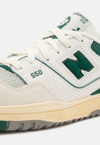 New Balance 550 UNISEX - Sneaker low - off-white/beige/green